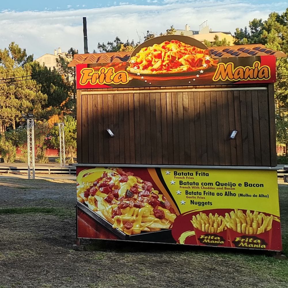 Quiosque de madeira para venda de batata frita fabricado pela OLPX