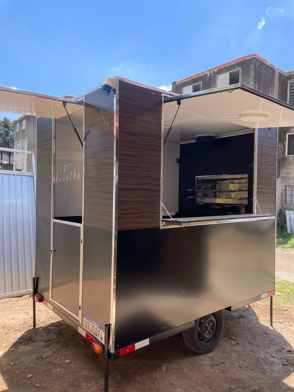 Trailer de food service preto com detalhe em madeira fabricado pela OLPX