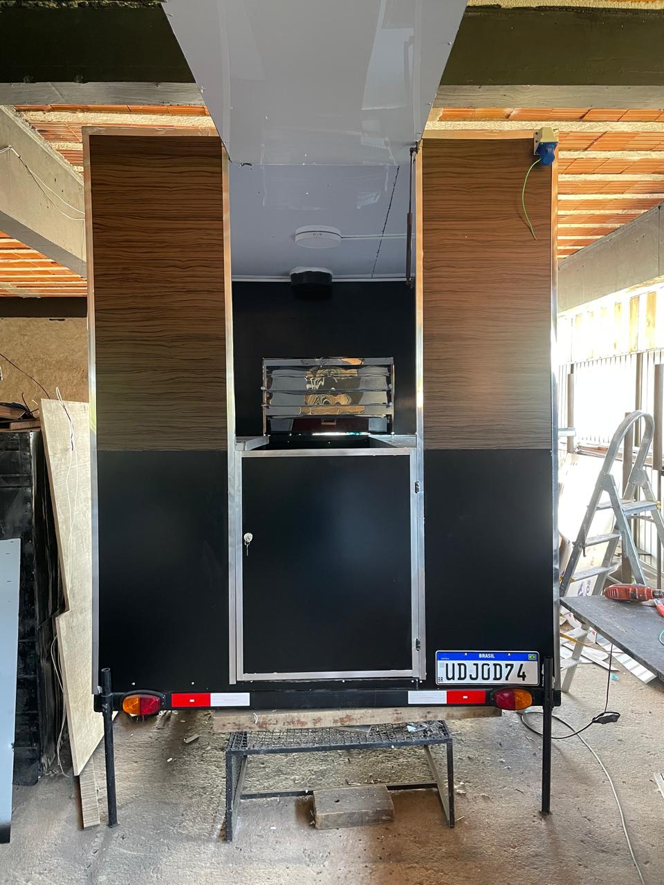Trailer de lanche em processo de fabricação na OLPX