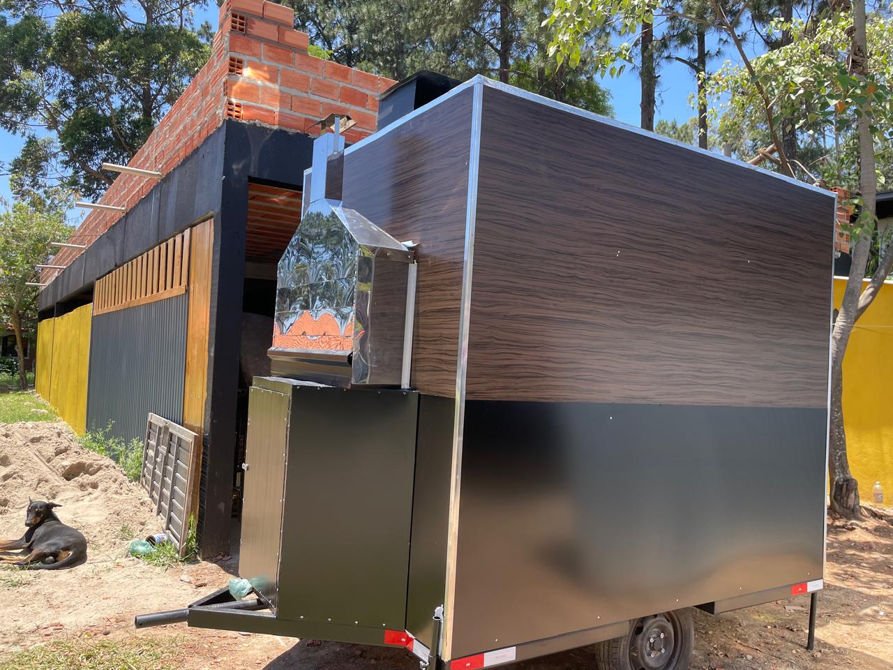 Trailer gourmet com acabamento em madeira fabricado pela OLPX